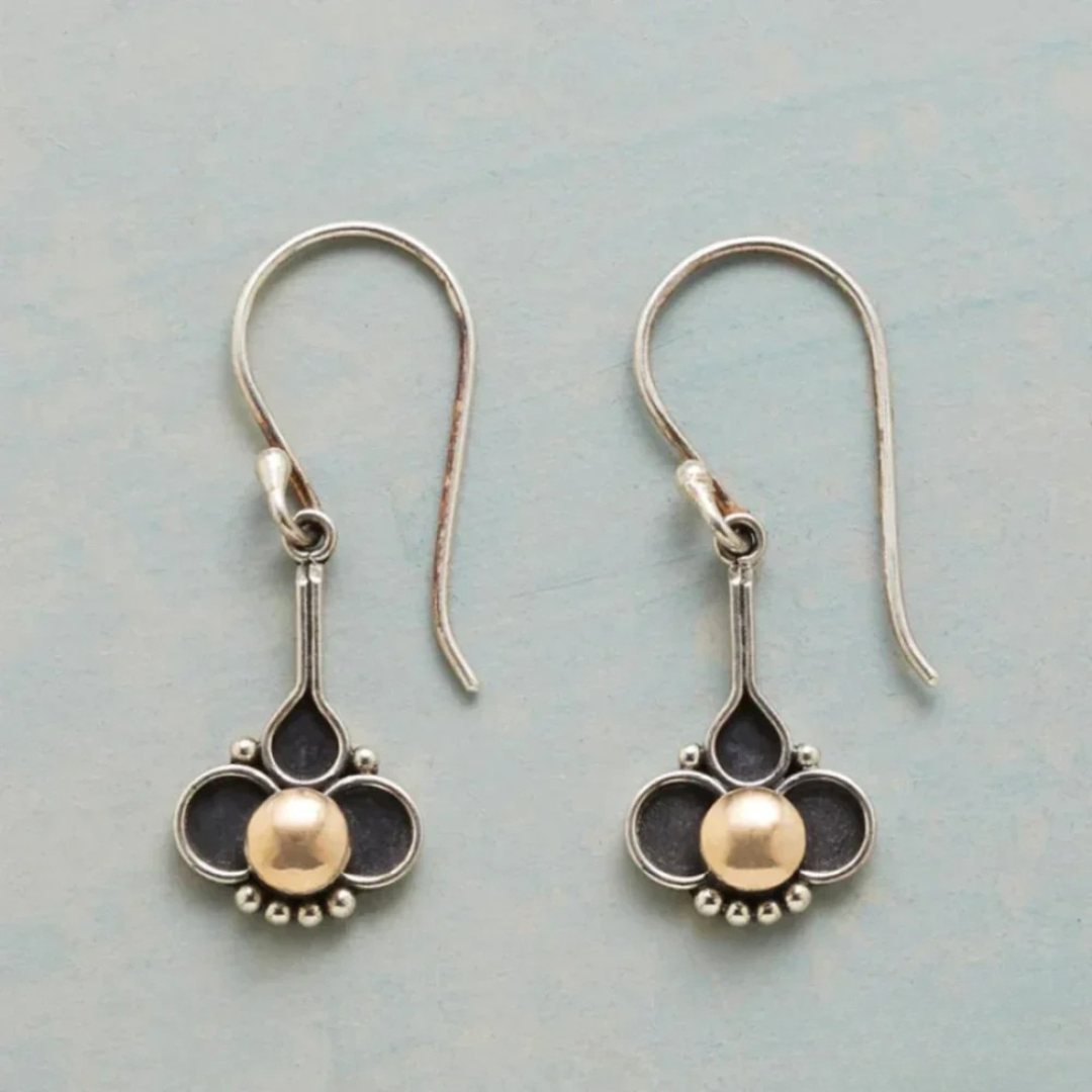 Elegante silberne Ohrringe mit Kleeblatt und Perlenmotiv
