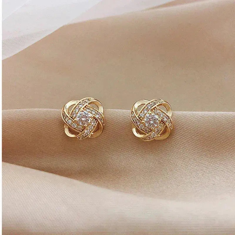 Goldene spiralförmige Kristall-Ohrstecker mit Blumenmotiv