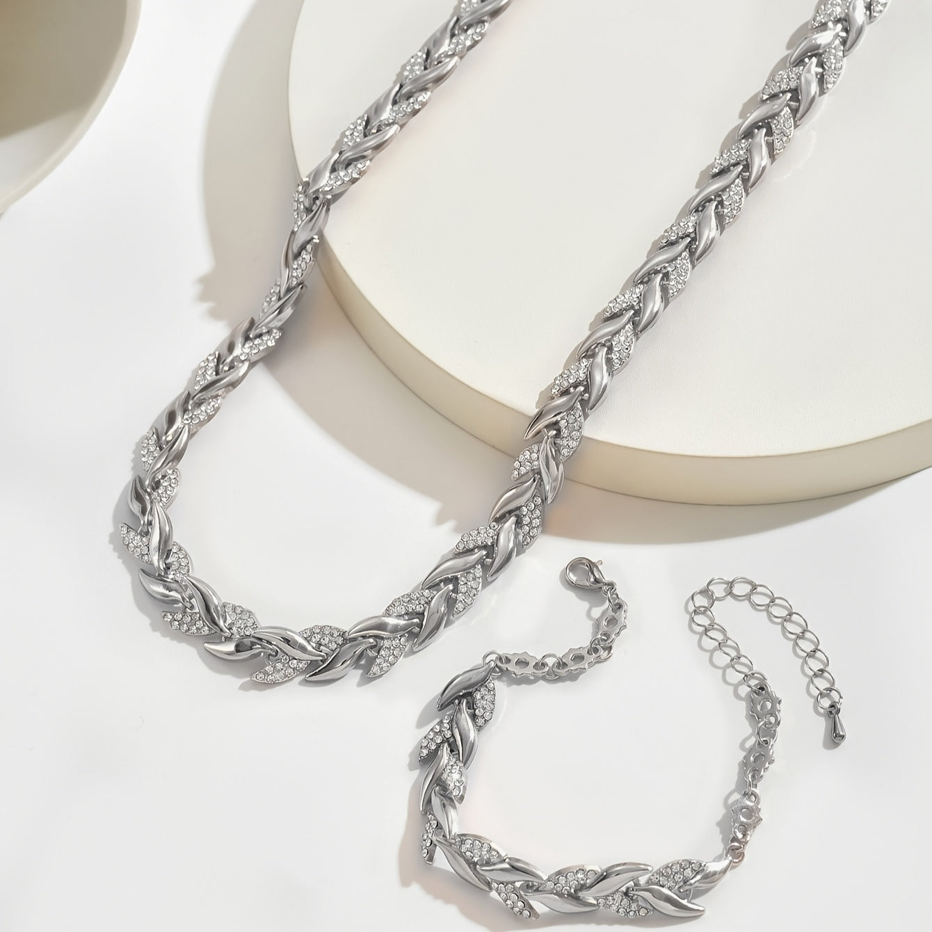 Elegantes Fischschwanz Set mit Glas Strasssteinen