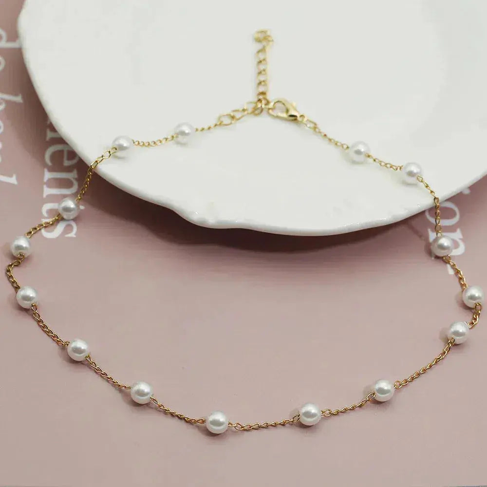 Elegante goldene Halskette mit Perlen