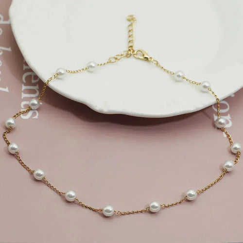Elegante goldene Halskette mit Perlen