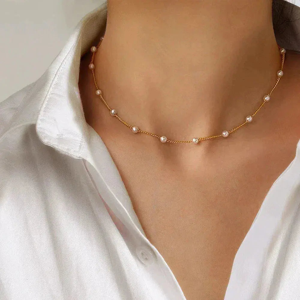 Elegante goldene Halskette mit Perlen