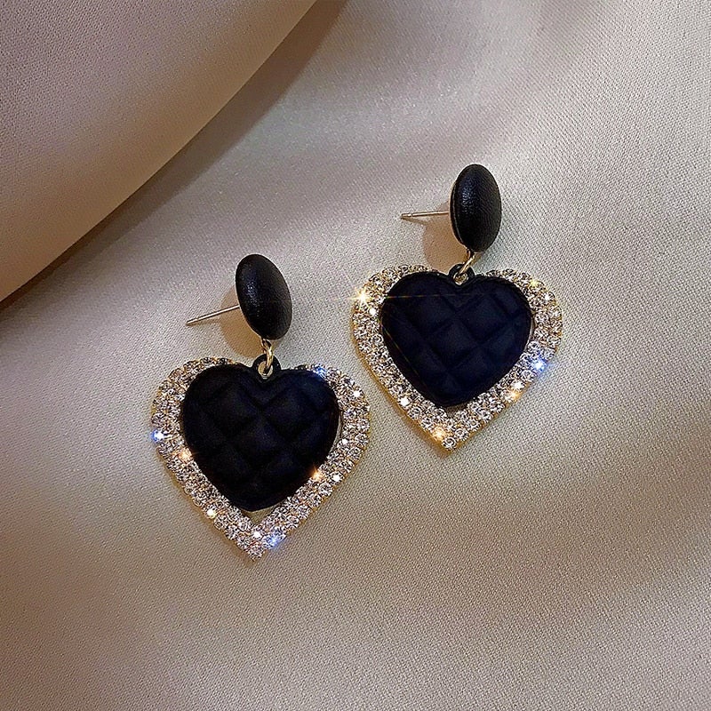 Schwarze Herz-Ohrringe in Gold