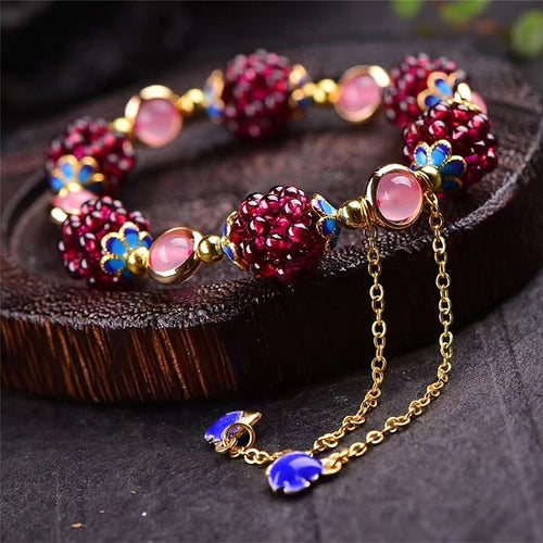Armband mit Beeren aus Natursteinen