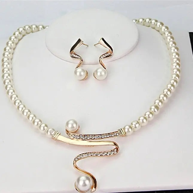 Natürliches Perlenschmuck-Set: Halskette und Ohrringe