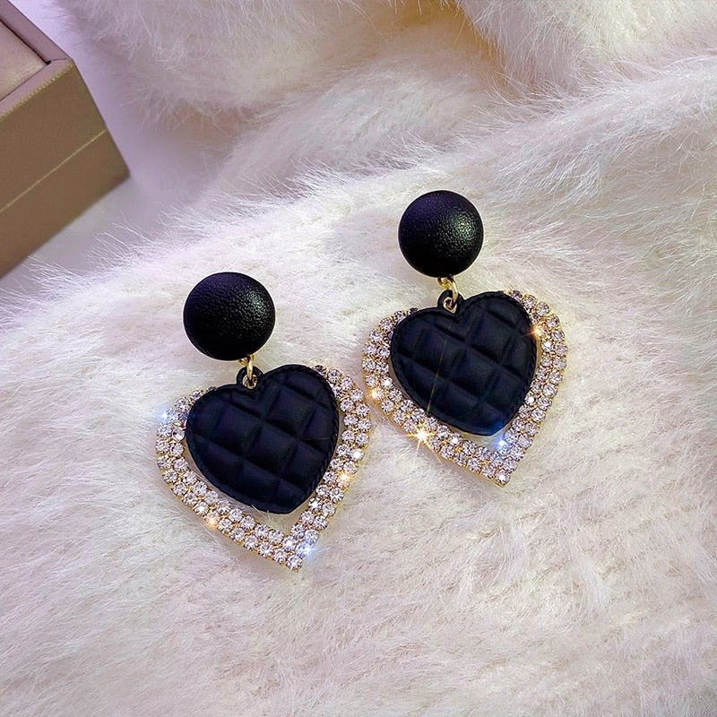 Schwarze Herz-Ohrringe in Gold