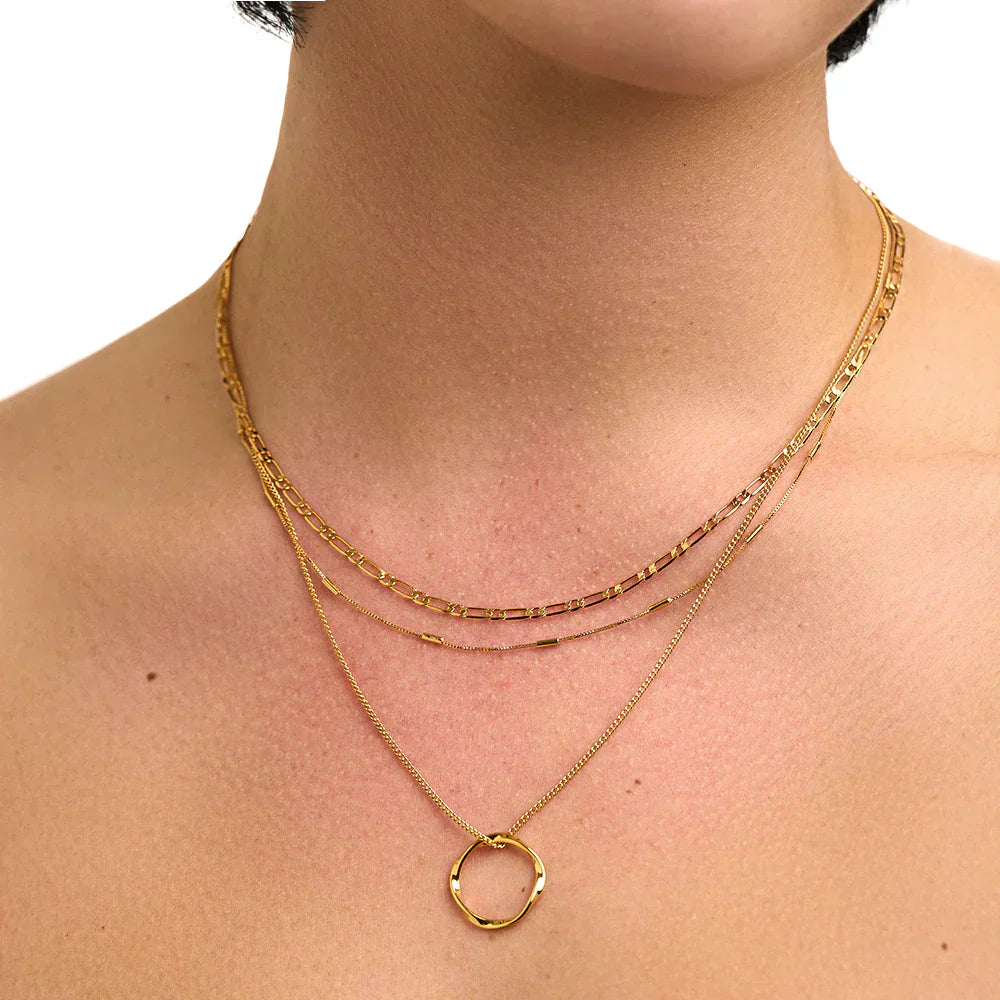 Goldene dreireihige Halskette mit offenem Kreis