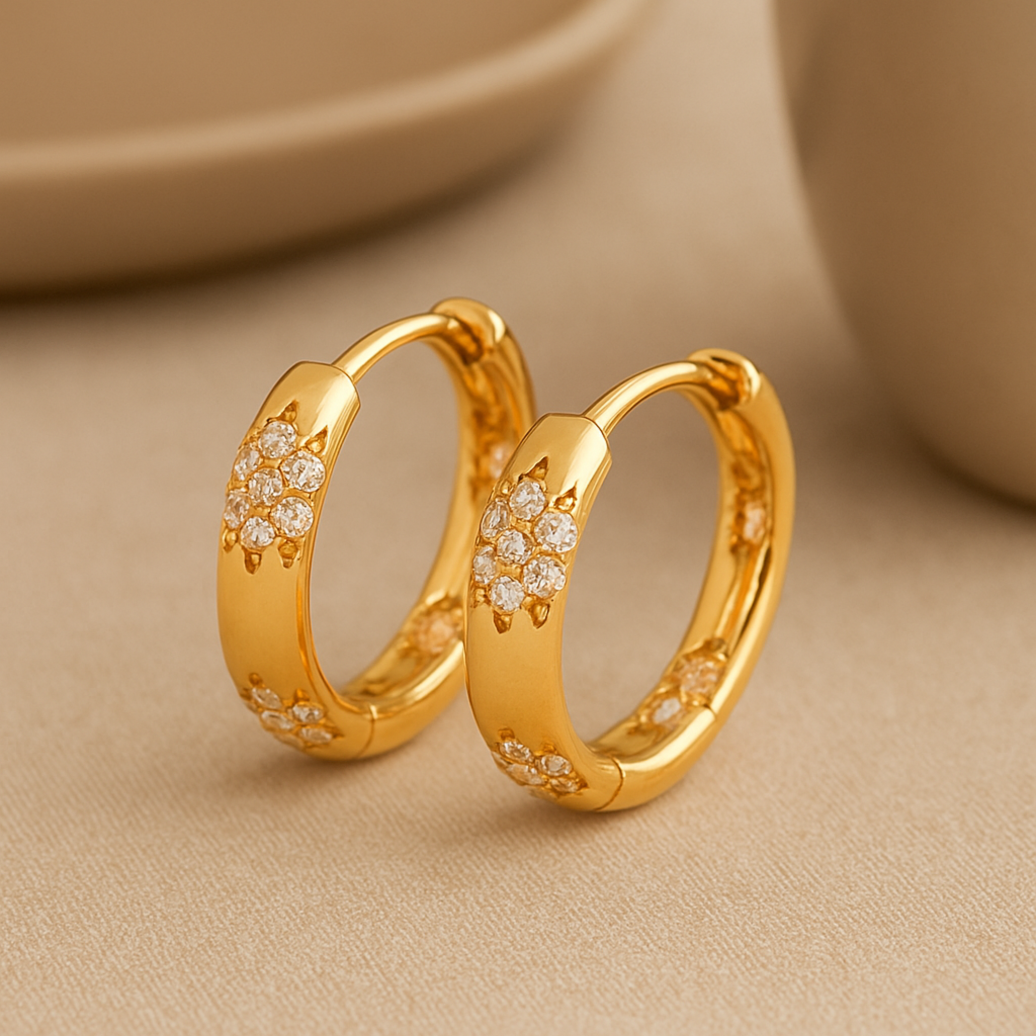 Goldene Creolen mit Blumenmotiv