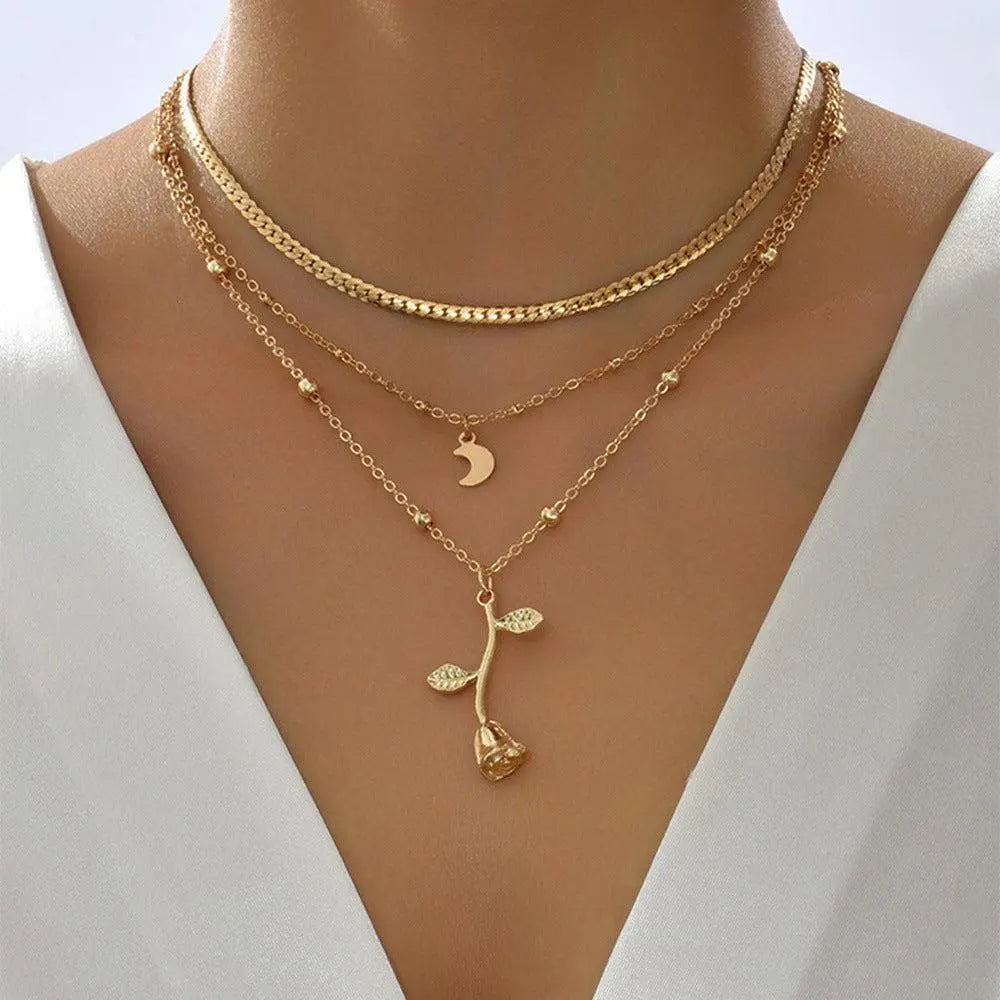 Elegantes Halsketten-Set mit goldenem Rosenanhänger