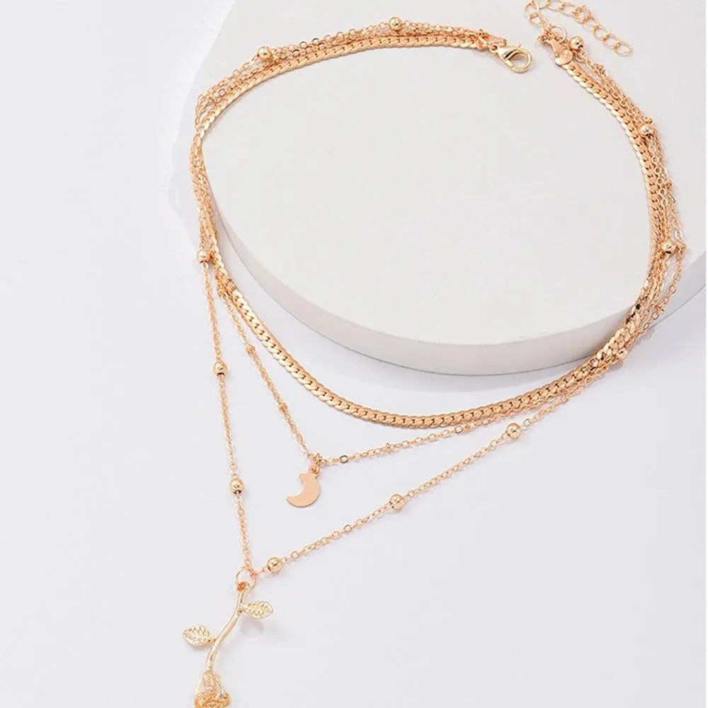 Elegantes Halsketten-Set mit goldenem Rosenanhänger
