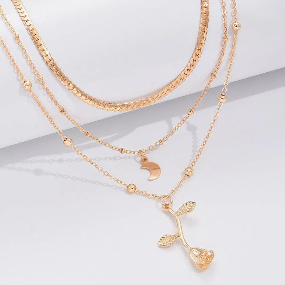Elegantes Halsketten-Set mit goldenem Rosenanhänger