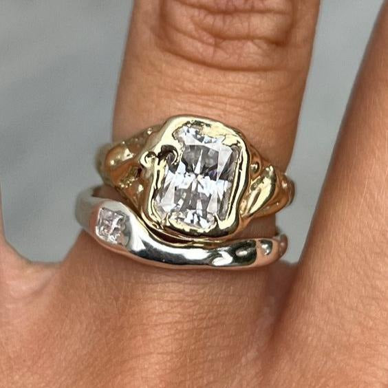 Strahlendes Ring-Set aus Gold und Silber im Layer Design