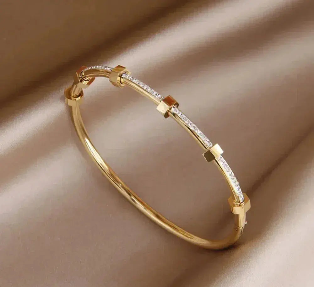 Schickes elegantes Armband in strahlendem Gold
