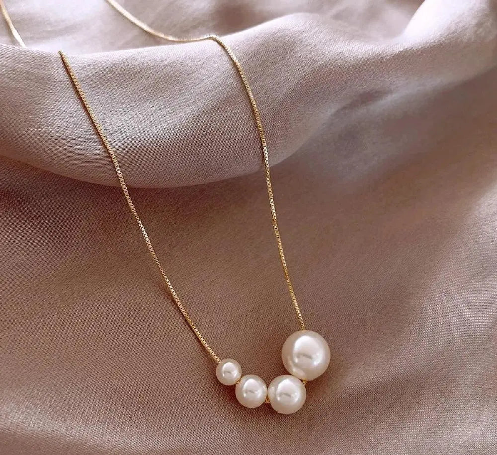 Elegante goldene Halskette mit Süßwasserperlen
