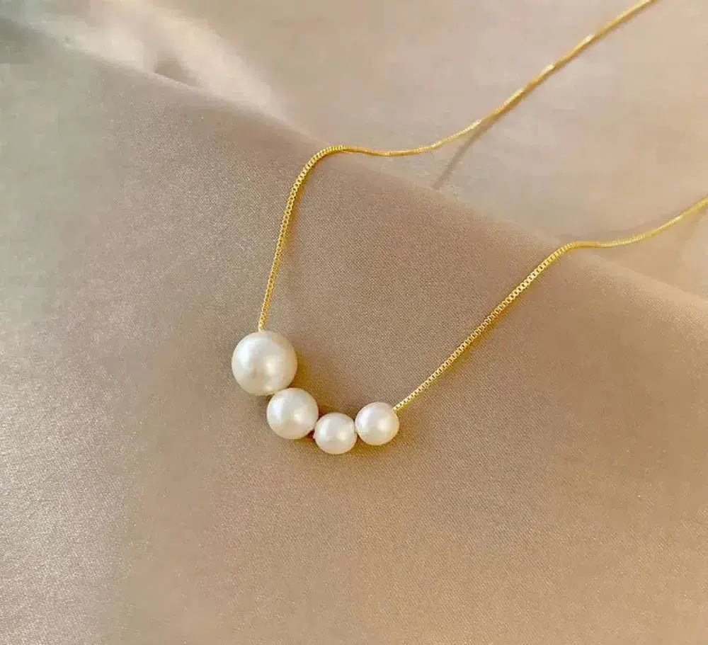 Elegante goldene Halskette mit Süßwasserperlen