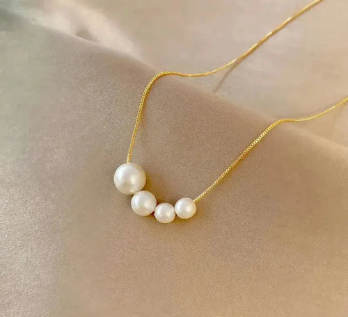 Elegante goldene Halskette mit Süßwasserperlen