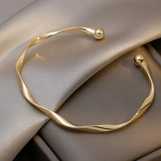 Elegantes goldenes Armband