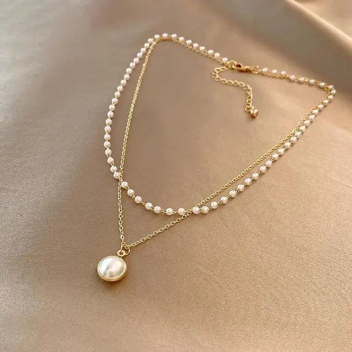 Elegante Goldkette mit Perlen