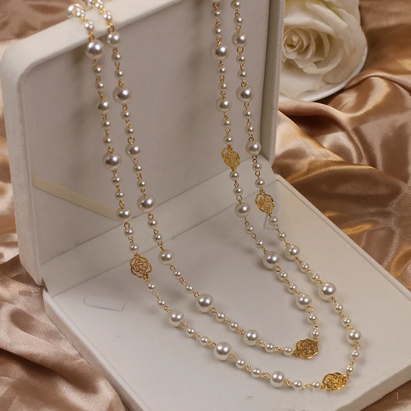 Elegante goldene Perlenhalskette