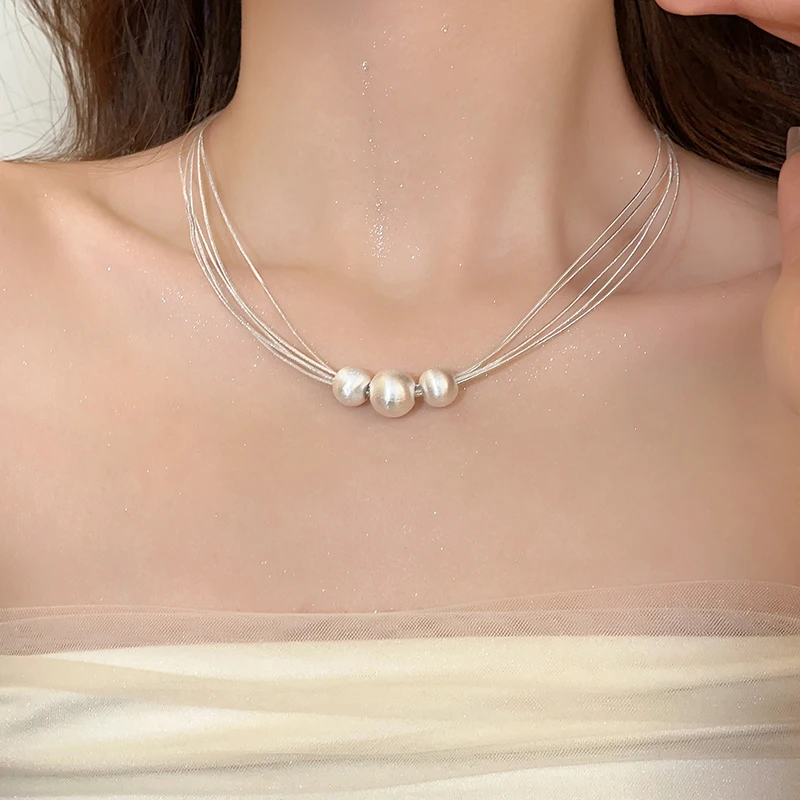 Elegante mehrlagige Halskette mit weißen Perlen