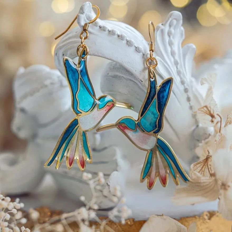 Goldene Ohrhänger mit blau emailliertem Kolibri