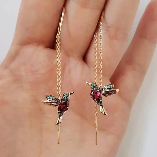 Goldene Kolibri-Durchziehohrringe mit Kristallen