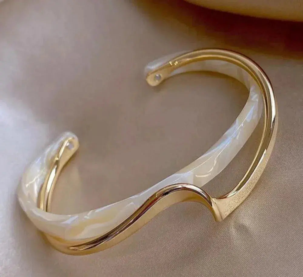 Elegantes Goldarmband mit weißem Opal